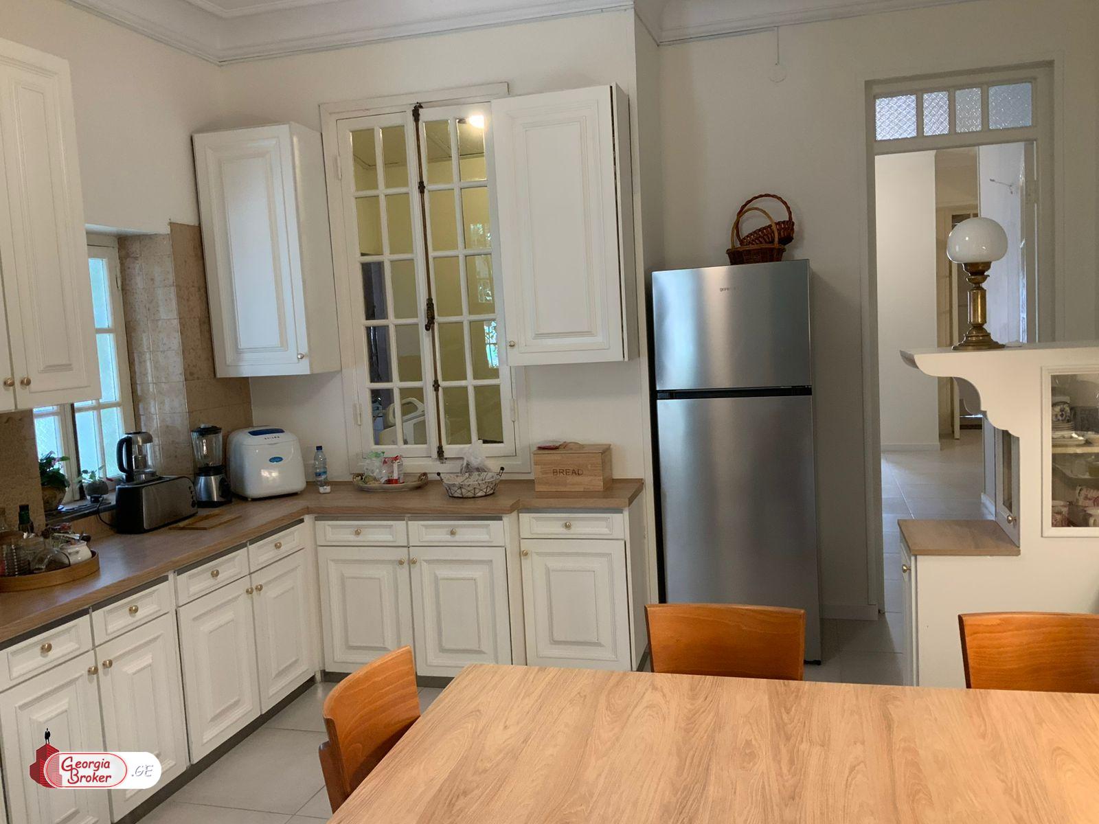 იყიდება ახალი გარემონტებული 10 ოთახიანი სახლი ვაკეში